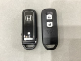 スマートキーを装備しています。鍵を差し込むことなくドアロックの開け閉めと、スタートボタン操作でのエンジンスタートができます。スペアキーも同じものを用意しております。