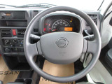 運転が楽しくなる明るく開放的な運転席まわりです。
