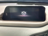 【8.8インチマツダコネクト】車内の雰囲気にマッチした大型のディスプレイ。スマホ接続でのナビ使用やBluetooth再生等、様々な機能が楽しめます。直感的なダイヤル操作が可能で、使い勝手も良好です。