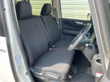 運転席まわりには十分なスペースがあり、大柄な方でもゆったり運転していただける環境です。