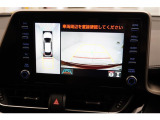 【全方位カメラ】 車の前後左右に取り付けられたカメラで、視線やバックモニターでは死角となる前方や真横も確認できます。狭い駐車スペースもスムーズに駐車できます。