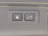 【パワーバックドア】スマートキーや運転席のボタンを押すだけでリアゲートが自動で開閉します!荷物を持っている時や、高い位置にあるバックドアを閉める際に便利な機能です♪