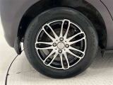 タイヤサイズは175/65R15(標準サイズは175/70R14)!残り溝は6ミリ程度です!Aftermarketアルミホイール!アルミホイール表面に劣化があります。