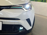 【LEDヘッドライト】悪天候や夜間走行時も良好な視界を確保し安心して運転できる高輝度LEDヘッドライトを装備!点灯速度が早く、消費電力も抑えられています。
