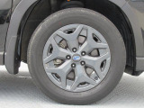 スバル純正17インチアルミホイール。 タイヤサイズは225/60R17。納車時に弊社指定の新品タイヤ4本を交換いたします。
