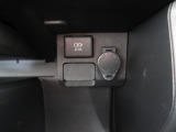 【アクセサリーソケット】12Vのカー用品等の電源供給が可能です。
