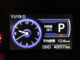 イグニッションONで鮮やかに発光するメーター。