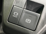 【電動パーキングブレーキ】パーキングブレーキは便利な電動式!ボタン一つで操作でき、アクセルを踏めば自動で解除されます♪レバーやペダルが無いので運転席廻りもすっきりしますね♪