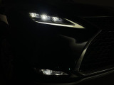 【三眼フルLEDヘッドランプ】ヘッドライトの高さを乗車人員による沈み込みを感知して自動で調整します!