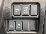 【エマージェンシーブレーキ】前方車両との衝突の回避・軽減を緊急ブレーキで支援。また、前方に障害物がある状況でアクセルペダルを踏み込んだ場合に、急発進の防止を支援する機能も備えています。