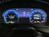 目に優しいオプティトロンメーター。中心のマルチインフォメーションディスプレイは車のさまざまな情報を表示致します。