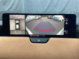 狭い場所での駐車やすれ違いなどでより的確な運転操作に役立つ360°ビューモニターが装備されています。