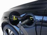 専用コードを接続するだけで簡単に充電が行えます。プラグインハイブリッドモデルRecharge T8 AWD PHEVは、走行中の充電のほか、自宅などに設置された充電機器からの充電が可能です。
