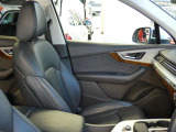 Audiでは独自の基準をクリアした車だけをAudi認定中古車として認めています。全ての条件を満たした車だけが、認定資格を持つテクニシャンの手による100項目にも及ぶ点検・整備を受け、お客様のもとへ届けられます。