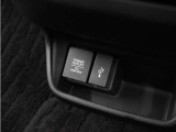 スマートフォンの充電等にも便利な電源ソケットも使いやすい場所に装備されています。