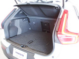 荷室は460Lの容量があり、リアシートを倒すことで1336Lまで拡大可能です ラゲッジはスクエアなスペースが確保されており、旅行でも乗車人数分の荷物を積み込むことができます