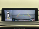 【パノラミックビューモニター】クルマを真上から見下ろした視点で駐車をサポートします!クルマの斜め後ろや真横など、いち早く障害物に気が付くことができます。