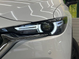 【LEDヘッドライト】悪天候や夜間走行時も良好な視界を確保し安心して運転できる高輝度LEDヘッドライトを装備!点灯速度が早く、消費電力も抑えられています。