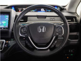 【Honda SENSING】 カメラ等装置で精度の高い検知能力を発揮、安全運転を支援します。ステアリング上のコントローラーに注目!
