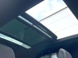 ●サンルーフ:開放感たっぷりの希少装備、サンルーフが装着されています!車内に明かりを取り入れたり景色を楽しむ以外にも、車内の空気も簡単に換気できて快適です!