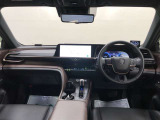 ディスプレイや操作スイッチを水平に集約、運転中の視線移動や動作を最小化できるようなレイアウトになっています。ドライバーは運転に集中でき、一緒に乗る方は心地よく移動を楽しめる空間となっています。