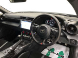 水平に構成され、車両姿勢の変化をつかみやすいインパネ!前方のガラスエリアも広く運転に集中できる空間を演出しています!