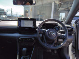 広々とした運転しやすい運転席です