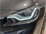 BMWの伝統の丸目4灯ヘッドライトでございます。LEDライトで視認性もよく明るく安全性の向上につながります。