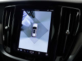 360°ビューカメラは駐車枠や周囲の車両との位置関係が一目瞭然で駐車をサポートしてくれるだけでなく、車両直近の死角を減らして安全性を高める装備。ステアリング切り角に連動した進路予測線も表示されます。