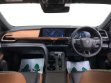 ディスプレイや操作スイッチを水平に集約、運転中の視線移動や動作を最小化できるようなレイアウトになっています。ドライバーは運転に集中でき、一緒に乗る方は心地よく移動を楽しめる空間となっています。
