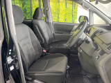 運転席まわりには十分なスペースがあり、大柄な方でもゆったり運転していただける環境です。