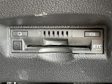 【ETC】有料道路を利用する際に料金所で停止することなく通過できる、ETC車載器(ノンストップ自動料金収受システム機器)が装備されています。セットアップを行うことで利用可能になります。