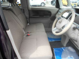 室内はベンチシートタイプで、助手席から運転席への移動も可能です。