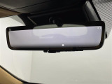【デジタルルームミラー】車両後方カメラの映像をルームミラーに映すことが出来ます。 そのため、後席に人や荷物があって後方が見えづらい場合でもしっかり視界を確保することが出来ます。