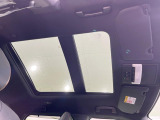 【サンルーフ】開放感たっぷりの希少装備、サンルーフが装着されています!車内に明かりを取り入れたり景色を楽しむ以外にも、車内の空気も簡単に換気できて快適です!