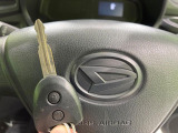 【キーレス】少し離れた場所からでもボタン一つでドアの開錠・施錠ができるのでとっても便利!ドアの鍵穴周りに傷をつけることもありません♪