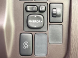 【電動格納ミラー】サイドミラーは電動格納式となっており、狭い駐車場でもキズがつくリスクを抑えられます。