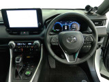 実用性重視の機能が整った運転空間で、集中力も持続しやすい設計です。