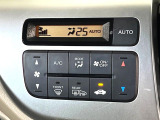 【オートエアコン】一度お好みの温度に設定すれば、車内の温度を検知し風量や温度を自動で調整。暑い…寒い…と何度もスイッチ操作をする必要はありません。快適な車内空間には必須の機能ですね♪