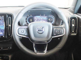 ステアリングはXC60などと同様の3本スポークですが、よりスポーティーなデザインとなっています ステアリングスイッチも充実しており、手を離すことなく機能を操作できます