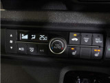 【オートエアコン】温度を設定すれば自動で快適な車内温度を保ちます。エアコン内部の高性能脱臭フィルターで車内のアレルゲンや花粉を除去。