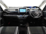視界広々で運転しやすくロングドライブでも疲れを感じさせないすっきりとまとまったインパネ周りです。
