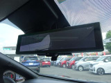 スマートルームミラー◆積載物などで、さえぎられがちなルームミラーの後方視界。車内状況に関わらず車両後方にあるカメラの映像をルームミラーに映し出します!もちろん夜や悪天降雨でもクリアな後方視界を確保!