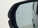 斜め後ろに存在する車を探知。その方向のドアミラー鏡面上にマークを表示し、存在をお知らせしてくれます。また、その方向にウインカーを操作すると、マークの点滅と警告音で注意を促します!