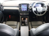 コンパクトなXC40でも上級車種と同様に、縦長式の大型タッチパネルを主体としたインテリア スマートフォン感覚でナビゲーションやオーディオなどを操作できます