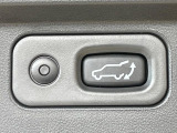 【パワーバックドア】スマートキーや運転席のボタンを押すだけでリアゲートが自動で開閉します!荷物を持っている時や、高い位置にあるバックドアを閉める際に便利な機能です♪