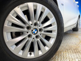 ●純正16インチアルミホイール:輸入車ならではの卓越した走りを支えるホイールと足回りです!日本車の走りに慣れている方にもぜひ体感して頂きたいほど、高いレベルでまとまっています!