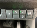 ホンダセンシング装着車となっております。衝突軽減ブレーキ、誤発進抑制機能、歩行者事故低減ステアリング、路外逸脱抑制機能、アダプティブクルーズコントロール、車線維持支援システム他、8つの機能で幅広く支援