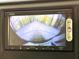 【バックカメラ】駐車時に後方がリアルタイム映像で確認できます。大型商業施設や立体駐車場での駐車時や、夜間のバック時に大活躍!運転スキルに関わらず、今や必須となった装備のひとつです!