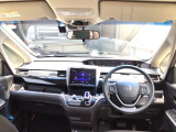 【前方視界】開放的な前方視界!運転がしやすく疲れにくいです♪窓が大きく、見通しがとっても良いおクルマですよ♪